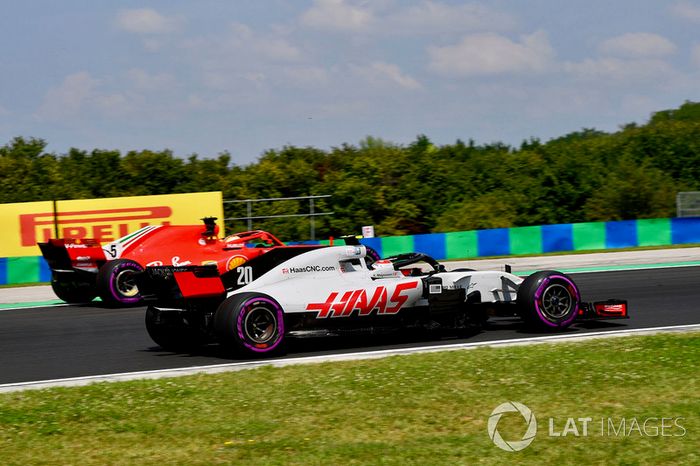 Kevin Magnussen, Haas F1 Team VF-18 y Sebastian Vettel, Ferrari SF71H