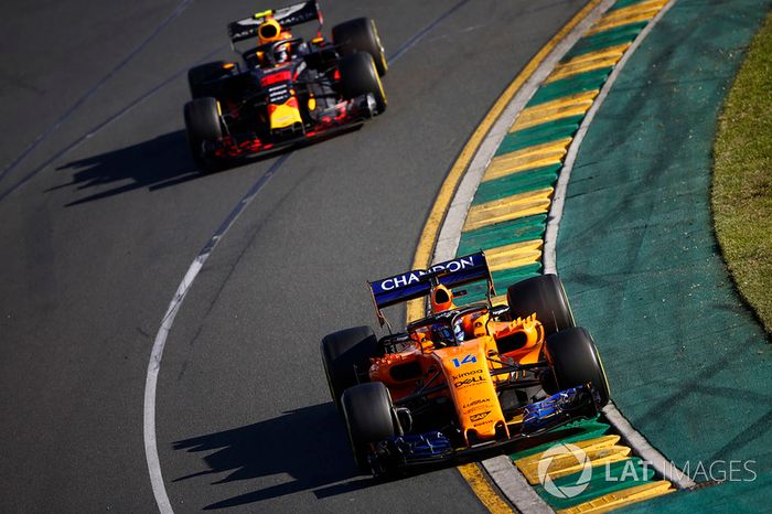 Fernando Alonso, McLaren MCL33 Renault, y Max Verstappen, Red Bull Racing RB14 Tag Heuer