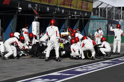 Charles Leclerc, Sauber C37 au stand