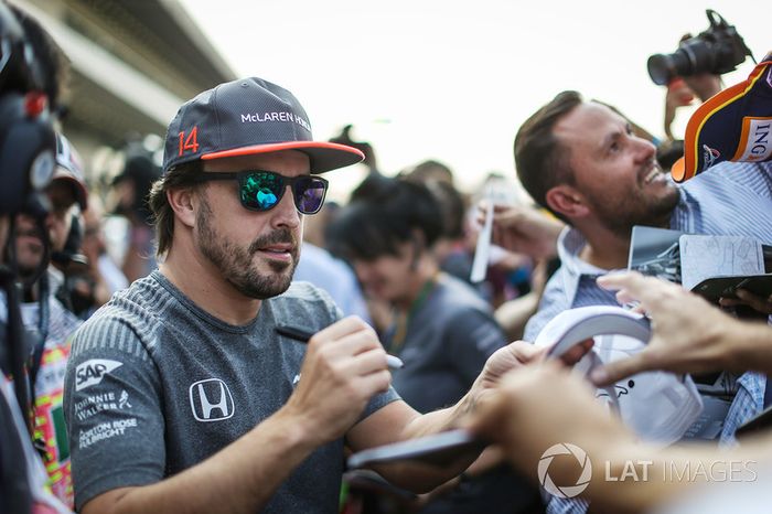 Fernando Alonso, McLaren firma de autógrafos