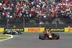 Max Verstappen, Red Bull Racing RB13 leads Valtteri Bottas, Mercedes-Benz F1 W08 at the start of the race