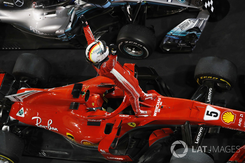 Sebastian Vettel, Ferrari, melakukan selebrasi di Parc Ferme