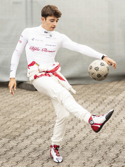 Charles Leclerc, Sauber, si riscalda giocando a calcio