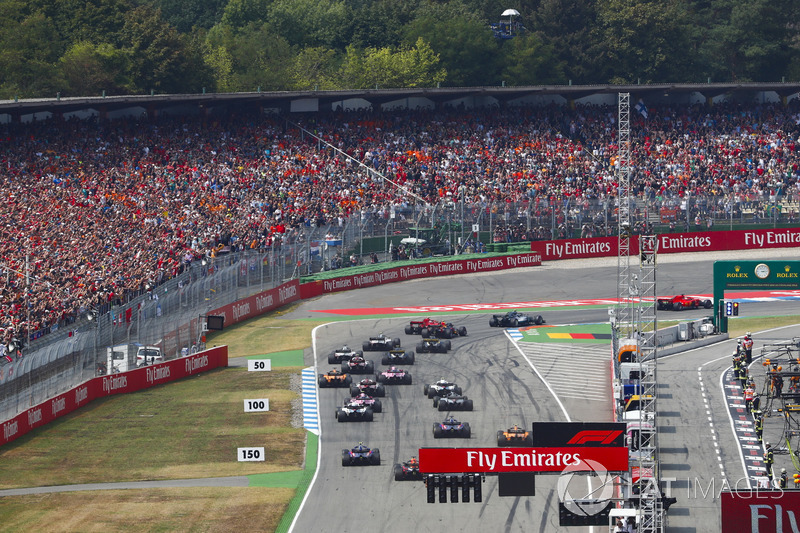 Start action, Sebastian Vettel, Ferrari SF71H, leads Valtteri Bottas, Mercedes AMG F1 W09, Kimi Raikkonen, Ferrari SF71H, Max Verstappen, Red Bull Racing RB14