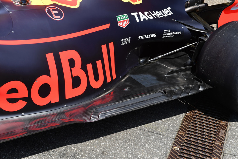 Red Bull Racing RB14, padlólemez, részlet