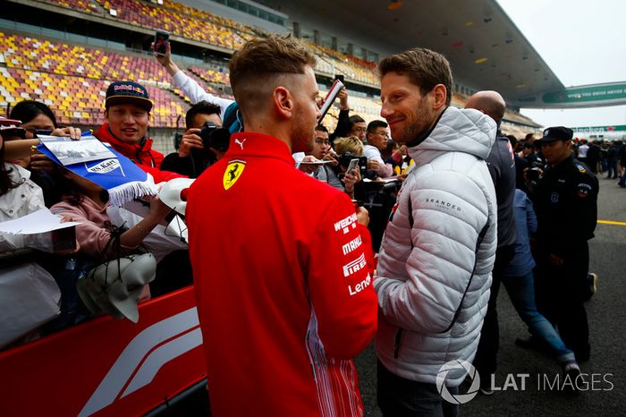Romain Grosjean, Haas F1 Team y Sebastian Vettel, Ferrari