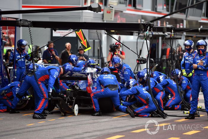 Pierre Gasly, Scuderia Toro Rosso STR13, pit stop
