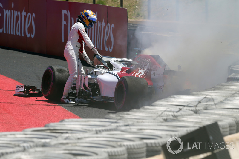 Marcus Ericsson, Sauber C37 crashes in FP1 and catches fire