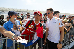 Stoffel Vandoorne, McLaren, signs autographs and has his picture taken by fans