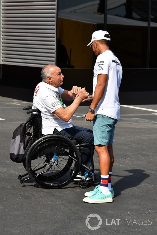 Lewis Hamilton, Mercedes-AMG F1 con fans