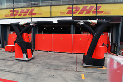 Paravento davanti al garage Ferrari