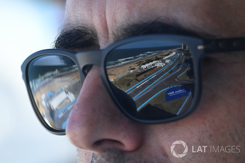 Un espectador observa la acción