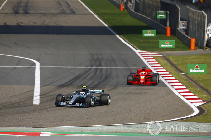 Valtteri Bottas, Mercedes AMG F1 W09, Sebastian Vettel, Ferrari SF71H