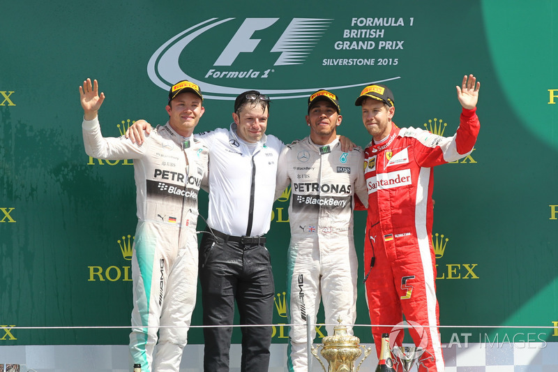 Podio: segundo puesto Nico Rosberg, Mercedes AMG F1, Peter Bonnington, piloto de carreras Mercedes AMG F1, ganador de la carrera Lewis Hamilton, Mercedes AMG F1, tercer puesto Sebastian Vettel, Ferrari