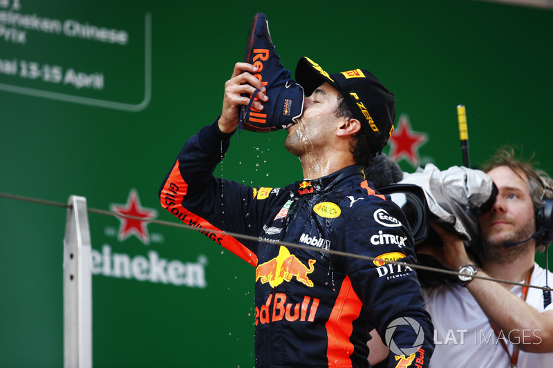 Il vincitore della gara Daniel Ricciardo, Red Bull Racing, beve lo champagne con lo "shoey" sul podio