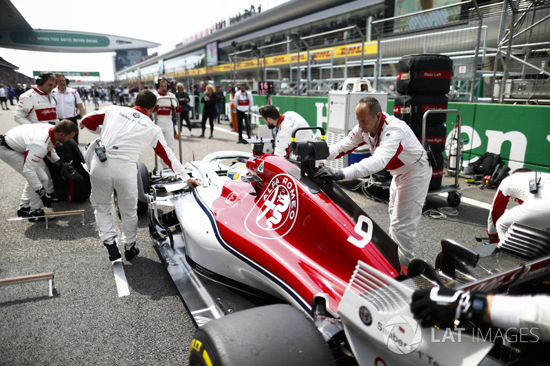 Marcus Ericsson, Sauber C37 Ferrari, on the grid