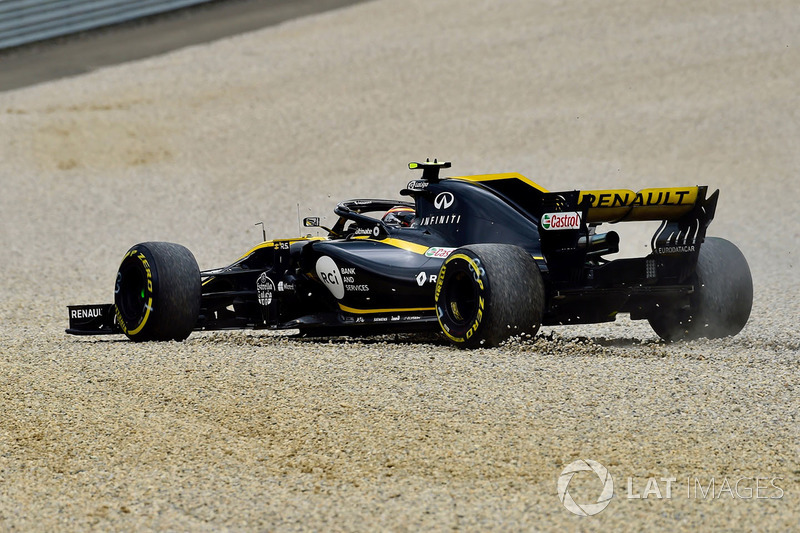 Carlos Sainz Jr., Renault Sport F1 Team R.S. 18 runs through the gravel