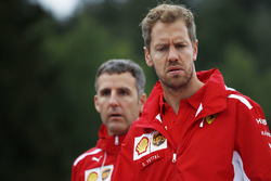 Sebastian Vettel, Ferrari, cammina lungo il circuito