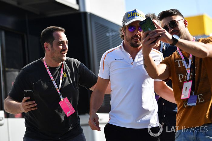 Fernando Alonso, McLaren fans selfie