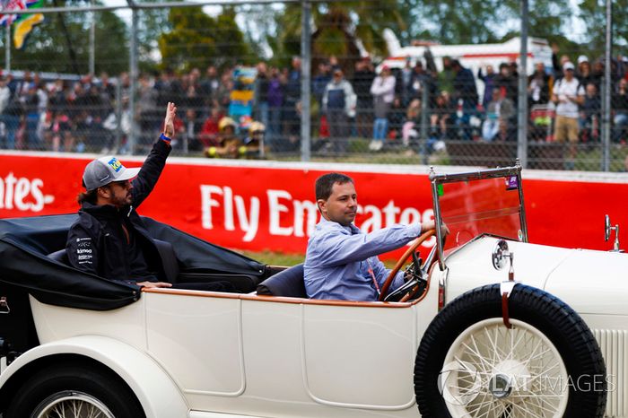 Fernando Alonso, McLaren, en el desfile de pilotos