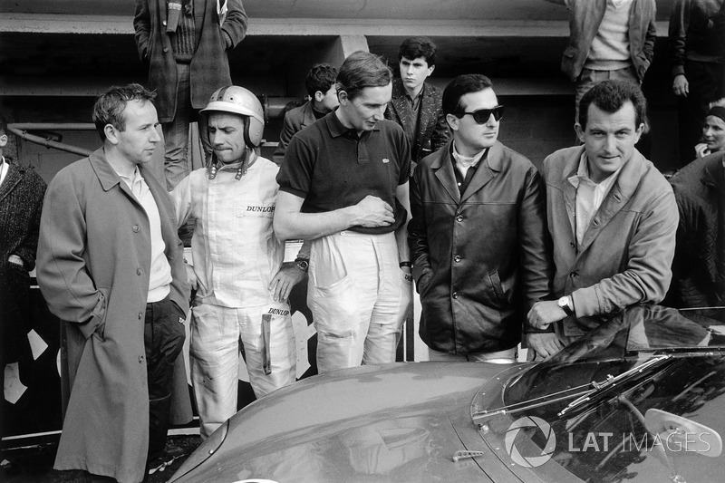 Ferrari pilotları pitlerde: John Surtees, Willy Mairesse, Michael Parkes, Lorenzo Bandini ve Ludovic