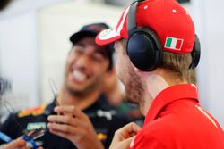 Sebastian Vettel, Ferrari, con cinta en el cuello