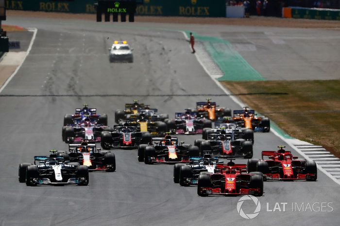 Sebastian Vettel, Ferrari SF71H, Lewis Hamilton, Mercedes AMG F1 W09, Valtteri Bottas, Mercedes AMG F1 W09, Kimi Raikkonen, Ferrari SF71H, Max Verstappen, Red Bull Racing RB14, Daniel Ricciardo, Red Bull Racing RB14, y el resto de la parrilla 