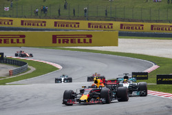 Max Verstappen, Red Bull Racing RB13 et Lewis Hamilton, Mercedes-Benz F1 W08