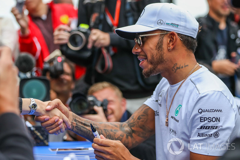 Lewis Hamilton, Mercedes AMG F1 signs autographs for the fans