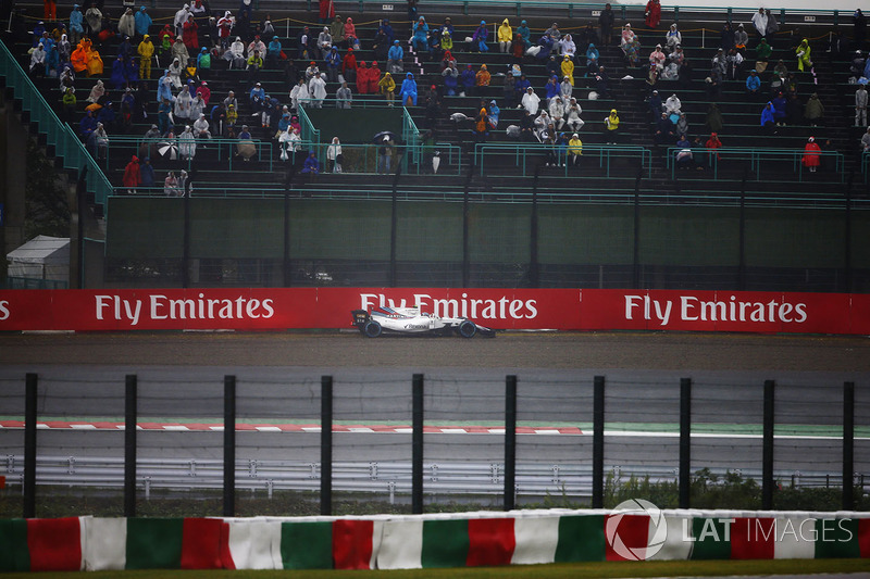 Lance Stroll, Williams FW40, pist dışına çıkıyor