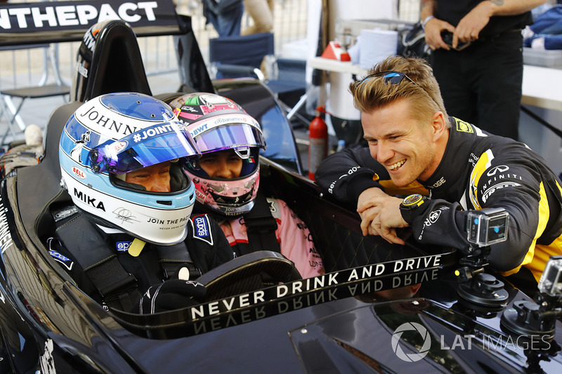 Mika Hakkinen lleva a Sergio Pérez, Force India a un paseo