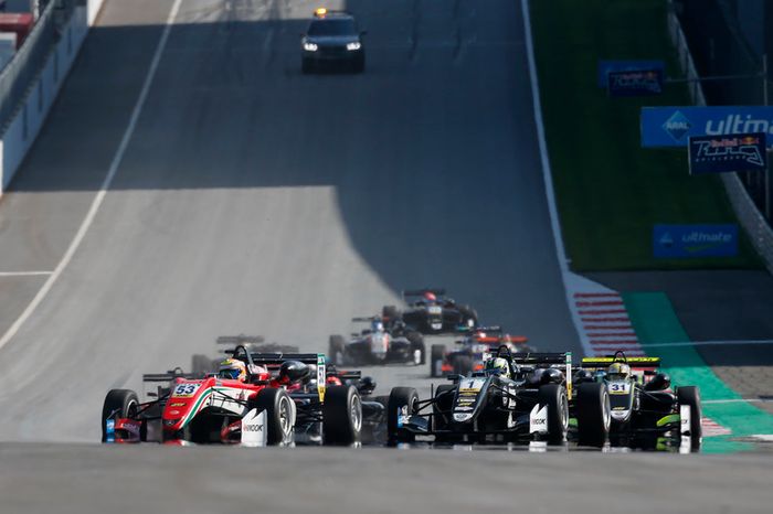 Start action, Callum Ilott, Prema Powerteam, Dallara F317 - Mercedes-Benz leads