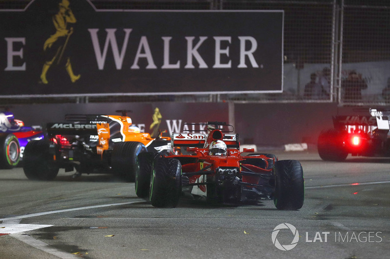 Daniil Kvyat, Scuderia Toro Rosso STR12, Fernando Alonso, McLaren MCL32 and Kevin Magnussen, Haas F1 Team VF-17 run wide to avoid Sebastian Vettel, Ferrari SF70H