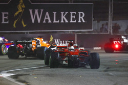 Daniil Kvyat, Scuderia Toro Rosso STR12, Fernando Alonso, McLaren MCL32 and Kevin Magnussen, Haas F1