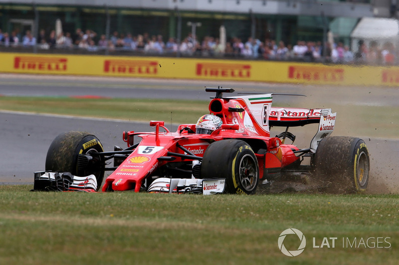 Sebastian Vettel, Ferrari SF70H, met een lekke voorband