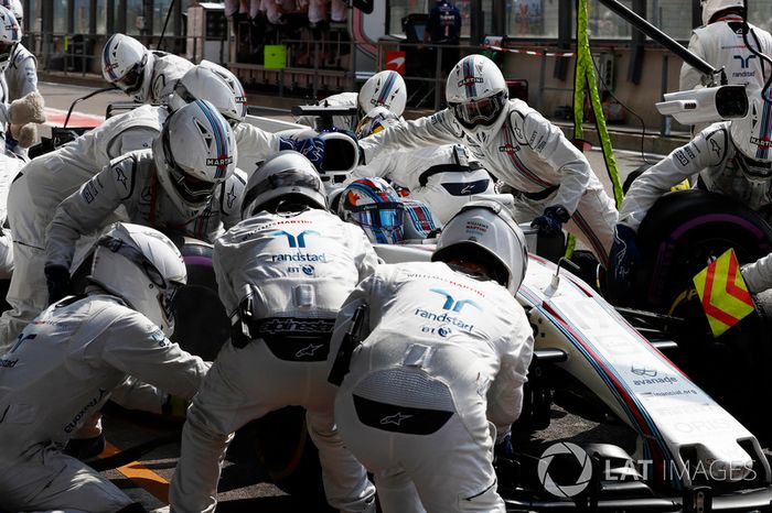 Felipe Massa, Williams FW40, pit stop action