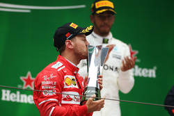 Sebastian Vettel, Ferrari embrasse son trophée sur le podium