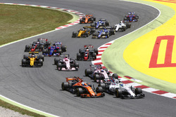 После старта: Фелипе Масса, Williams FW40, Фернандо Алонсо, McLaren MCL32, Эстебан Окон, Sahara Forc