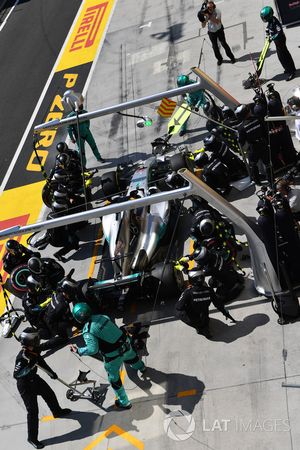 Lewis Hamilton, Mercedes-Benz F1 W08 Hybrid pit stop