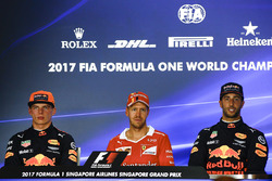 Ganador de la pole Sebastian Vettel, Ferrari, segundo Max Verstappen, Red Bull Racing, tercero Danie