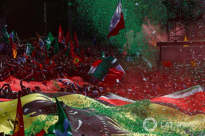 Confeti cae alrededor de la multitud de fans de Ferrari que se reunieron para la ceremonia de podio