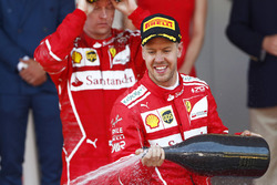 Ganador de la carrera Sebastian Vettel, Ferrari, segundo lugar Kimi Raikkonen, Ferrari