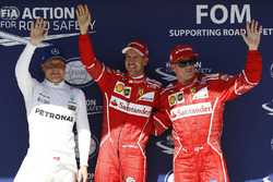 Ganador de la pole Sebastian Vettel, Ferrari, segundo puesto Kimi Raikkonen, Ferrari y el tercero Va