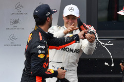 Podium: ganador, Valtteri Bottas, Mercedes AMG F1, tercero, Daniel Ricciardo, Red Bull Racing