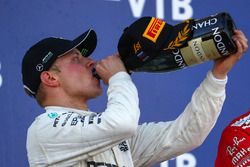 Le vainqueur Valtteri Bottas, Mercedes AMG F1