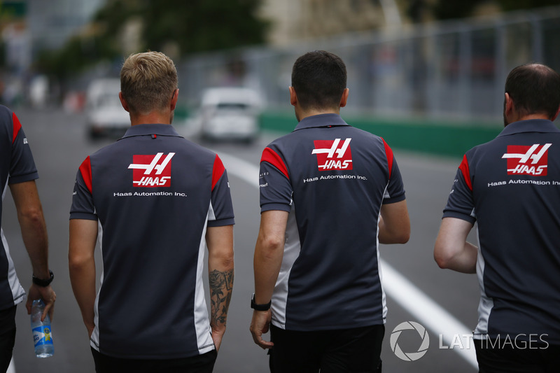 Kevin Magnussen, Haas F1 Team VF-17 camina por el circuito con el equipo