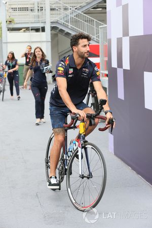 Daniel Ricciardo, Red Bull Racing monta una bicicleta