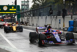 Карлос Сайнс-мл., Scuderia Toro Rosso STR12, и Нико Хюлькенберг, Renault Sport F1 Team RS17