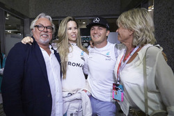 Nico Rosberg, Mercedes AMG F1 feiert seinen WM-Titel mit seiner Frau Vivian Rosberg, Mutter Sina Rosberg und Vater Keke Rosberg