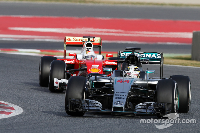 Lewis Hamilton, Mercedes AMG F1 W07 Hybrid lídera a Sebastian Vettel, Ferrari SF16-H